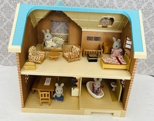 Sylvanian Families Lärchenholz Lodge mit Figuren & Möbeln (L) - Bild 1 von 11