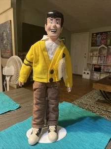 Figura de cómics de muñeca Archie 1987 vintage 17"" de alto P3904 Reggie con soporte. - Imagen 1 de 12