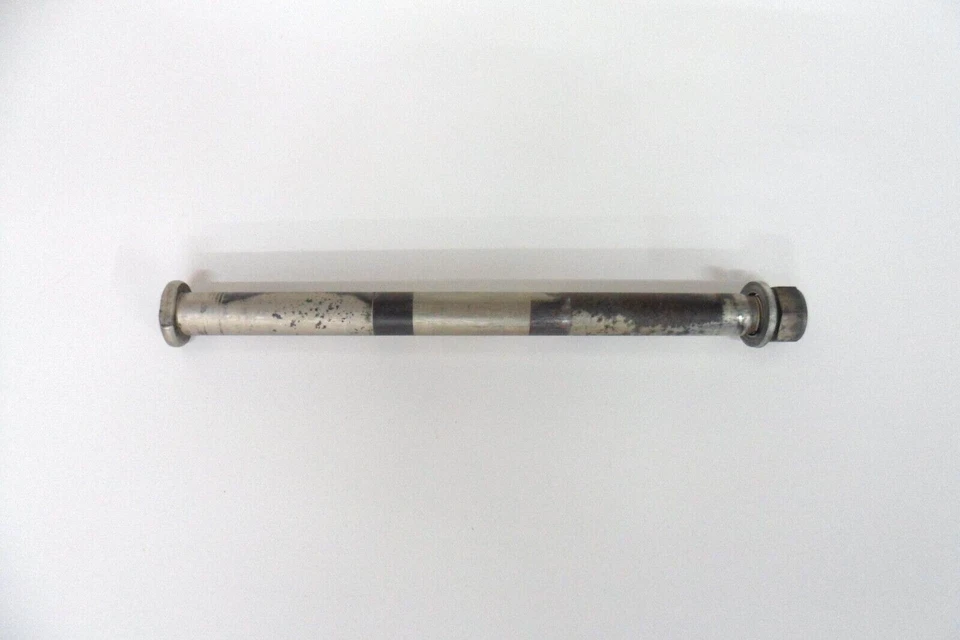 USADO OEM 10-23 YAMAHA YZ450F / 14-23 YZ250F BASCULANTE EJE DE PERNO PIVOTANTE Y TUERCA Foto 1 de 4