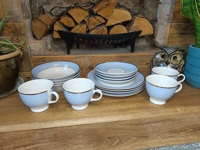 Huevo de pato Royal Doulton con un juego de té con borde dorado de 4 con plato lateral y tazón Foto 1 de 4