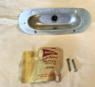 Carcasa de luz trasera suburbana Plymouth 1959 nuevo de stock con bombilla y enchufe Fury Savoy MoPar Foto 1 de 4