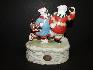 Coca Cola COLECCIÓN PATRIMONIO Pareja Patinaje OSO POLAR Oso Caja de Música - Imagen 1 de 9