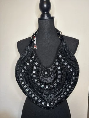 Bolso de hombro hobo de satén adornado con diamantes de imitación Far Nine negro Foto 1 de 4