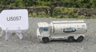 Husky UK White 17 Guy Warrior Milk Tanker Poor-fair FNQHotwheels U5057 - image 1 of 4