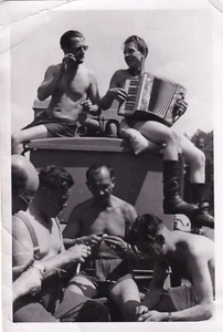 Original WWII Photo 1943 SHIRTLESS GERMAN SOLDIERS PLAYING ACCORDION 100 - Picture 1 of 2