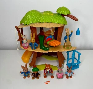 Pacchetto Playset e Personaggi Peter Rabbit Treehouse CBeebies Vivid Mr Tod - Foto 1 di 13