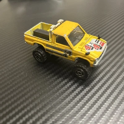 Camioneta pickup vintage Majorette Francia Toyota 4x4 amarilla 1/56 nº 287 capó abierto Foto 1 de 4