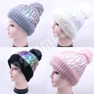 Mujeres Shiny Metallic Beanie Hat Stunning Rainbow Fleece Knit Pom Pom Skull Cap - Imagen 1 de 7