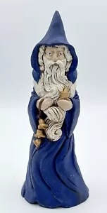 Statuina in resina mago mantello blu fantasia fata mistica nucleo fiaba firmata - Foto 1 di 10