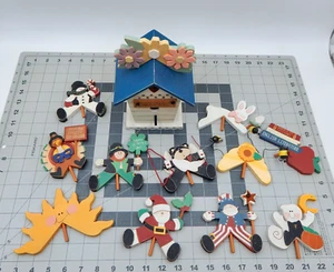 Decoración de casa de pájaros de madera con accesorios navideños y de temporada 13 piezas en total - Imagen 1 de 9
