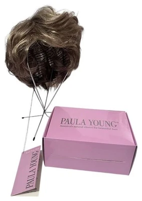 Peluca Paula Young A1013 Juliet 18/22 AVG Rubia Plateada Corta Ondulada Nueva en Caja Glam Chic Foto 1 de 4