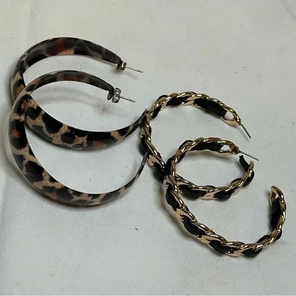 Conjunto de aretes tipo aro H&M para mujer marrón y dorado de leopardo usados en excelente estado Foto 1 de 1