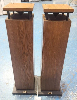 Altavoces de torre doble JVC para sonido envolvente Foto 1 de 4