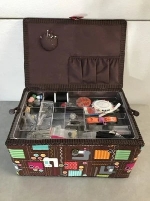 Dritz vintage? Lote de costura cesta llena de artículos de costura carretes de madera pasadores y más Foto 1 de 4