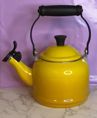 Tetera Le Creuset esmaltada 1,25 cuartos de galón amarilla con tapa VER FOTOS Foto 1 de 3