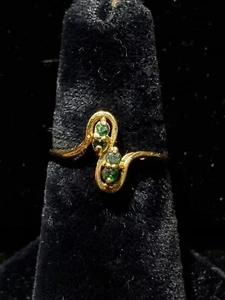 Anillo redondo de 4 piedras de oro amarillo de 14kt con esmeralda. ** - Imagen 1 de 1