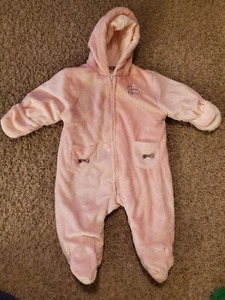 Calvin Klein Baby Mädchen rosa weicher Einteiler Schneeanzug 3 bis 6 M mit Kapuze - Bild 1 von 6