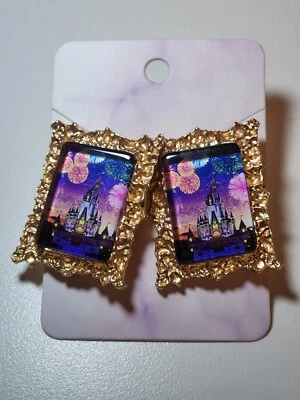 Pendientes colgantes retro de vidrio con pinturas inspiradas en el castillo de Disney Foto 1 de 3