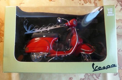 NEW RAY TOYS - Modellino VESPA P200E Die Cast - 1:12 - Colore Rosso - Immagine 1 di 4