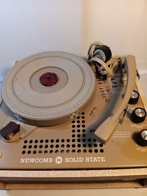 Maleta portátil Newcomb de estado sólido reproductor de discos vintage años 70 funciona muy bien Foto 1 de 4