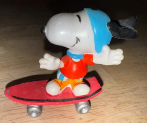 Figura de goma vintage Snoopy on Skateboard Applause United Features 1958 1966 - Imagen 1 de 15
