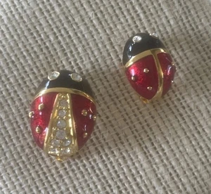 Par de prendedores vintage Joan Rivers Ladybug esmalte rojo y negro tono dorado con cristales - Imagen 1 de 4