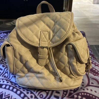 Mochila de moda Forever 21 crema con cordón correa ajustable para mujer. Foto 1 de 4