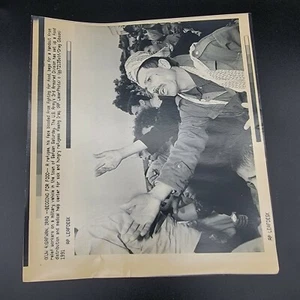 Begging For Food AP Leaf Desk Press Photos Gulf War Middle East 1991 Iraq - Picture 1 of 4