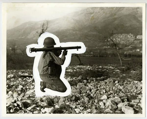 WWII Italy - US Soldier firing a Bazooka, Rapido River Battle - Press Photo 1943 - Picture 1 of 2