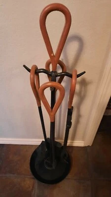 Juego de chimenea de cuero y hierro estilo Jacques Adnet Foto 1 de 4