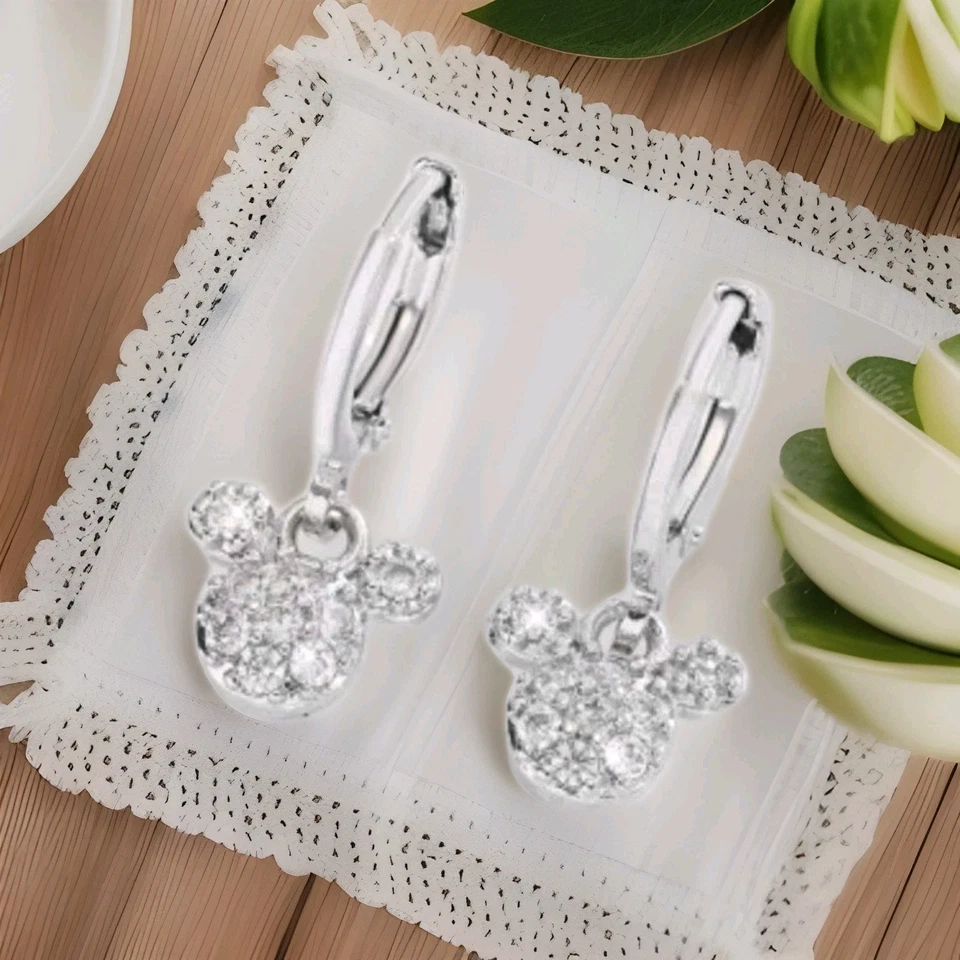 Elegantes Pendientes Mickey Mouse Circonita Cúbica. Aros plateados, pequeños con cierre de palanca. Foto 1 de 4