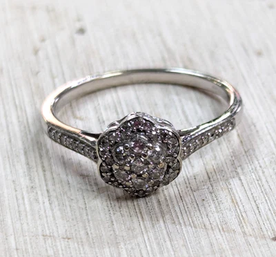 9ct White Gold Ring Diamond 0.33ct Stones Full UK Hallmarked ring Size R - Image 1 of 4