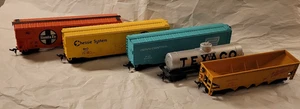 ✅Lot of 5 HO Scale Rolling Stock Bachmann & Tyco 3 boxcars, 1 tank, 1 hopper - Bild 1 von 6
