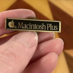 Apple Computer Macintosh Plus - Authentic Vintage Original Pin - Afbeelding 1 van 3