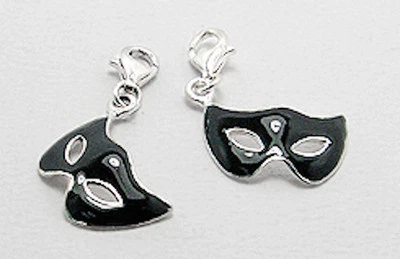 Collar colgante de plata de ley con dije de máscara de esmalte negro  Foto 1 de 2