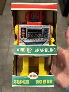 VINTAGE JAPAN HIRO SUPER ROBOT TIN & PLASTIC SPARK WIND UP W/ BOX - Picture 1 of 12