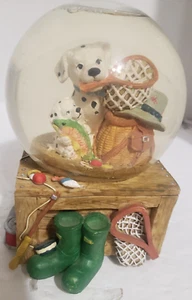 Attrezzatura da Pesca Vintage Tema Pesca con Dalmazioni Musicale Globo Acqua con Cani - Foto 1 di 6