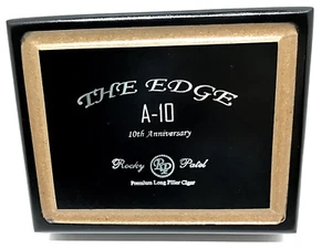 Scatola portasigari Rocky Patel The Edge A-10 TORO in legno nero con intarsio routerato da collezione - Foto 1 di 13
