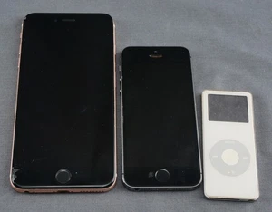 Lote de 2 Apple iPhones 1 iPod - Solo para piezas - Imagen 1 de 3