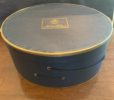 Caja de sombreros ovalados Brook Brothers de colección ~ azul marino y dorado ~ completa con soporte de ala interior Foto 1 de 4