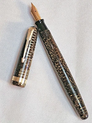 PLUMA ESTILOGRÁFICA PARKER VACUMATIC A RAYAS MARRÓN DORADO DE COLECCIÓN FLECHA DORADA MAYOR.   Foto 1 de 4