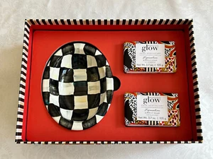 Juego de 3 piezas de platos esmaltados Mackenzie Childs Glow FIGMALION con 2 jabones + COURTLY CHECK nuevo en caja - Imagen 1 de 2