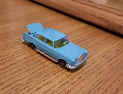 Coche modelo HUSKY vintage. MERCEDES 220. Hecho en Inglaterra. 6,5 cm de largo. EC Foto 1 de 4