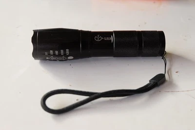 Torcia tattica LIION XML-T6 con zoom, lampeggiante, controllo luminosità + batteria - Immagine 1 di 4