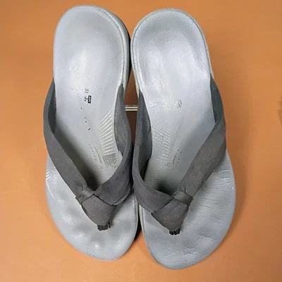 Perfectly Well Worn Clark's Flip Flops Black Used Womens Shoes Sandals Size 6.5  - Image 1 of 4