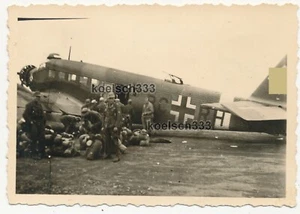 Foto Landser für Rommel am Junkers Ju 52 Flugzeug in Maleme Kreta Griechenland - Bild 1 von 2