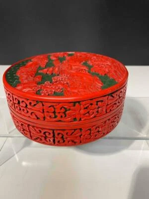 Caja de laca de cinabrio tallada china fina y antigua caja de cinabrio rojo y verde. Foto 1 de 4