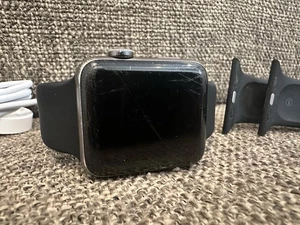 Apple Watch Series 3, 42mm Aluminum Space Grey GPS, A1859 Used - Photo 1 sur 8