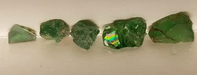 Tsavorita Faceta áspera, sin tratar. Merelani, Tanzania. 5 piezas 5,60 ct.  Lote #184 Foto 1 de 3