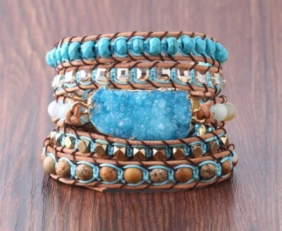 E09 Armband blaue Quarz Druse Türkis bunte Kristalle auf Lederseil 78 cm lang - Bild 1 von 4